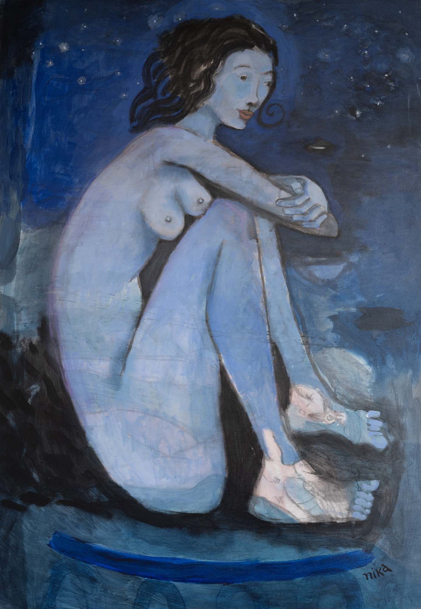 Момиче на брега през нощта