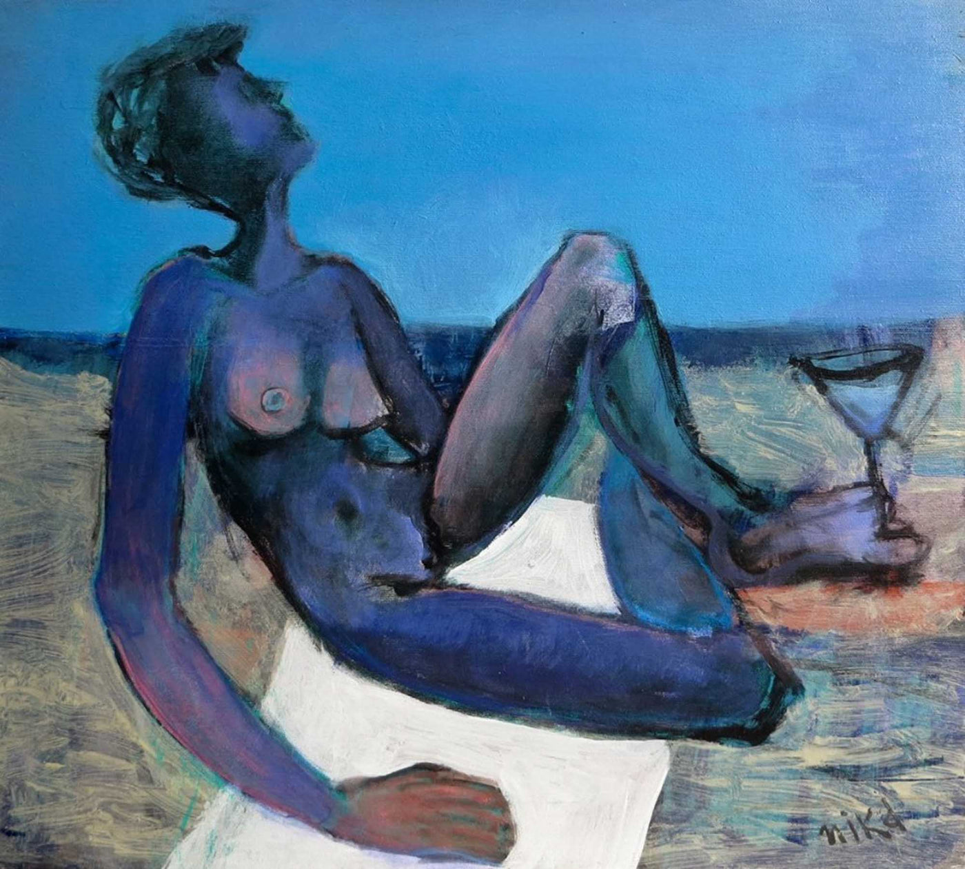 Момиче с мартини на плажа